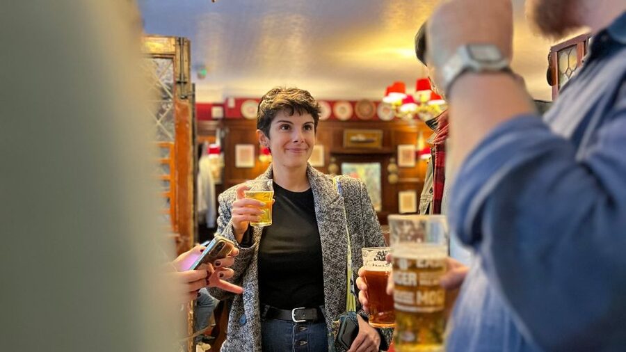 London: Royal Historic Pubs Walking Tour - Meeting at Piccadilly Circus, Finding Your Guide, and Getting Oriented Fast