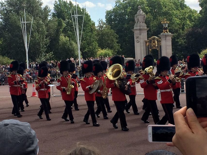 London: Royalty Walking Tour with Changing of The Guard - The walk down the Mall and the meaning of red-carpet London