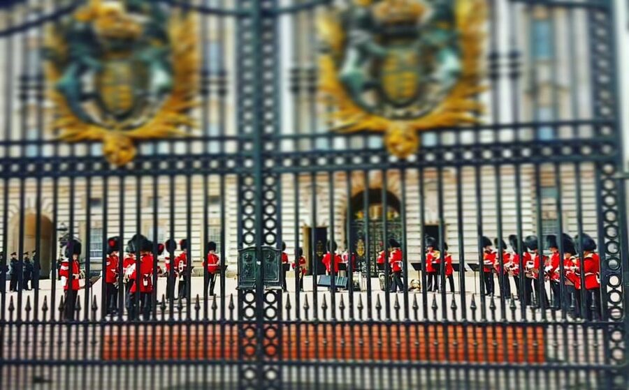 London: Royalty Walking Tour with Changing of The Guard - Guide style and group size, what the best ones do right