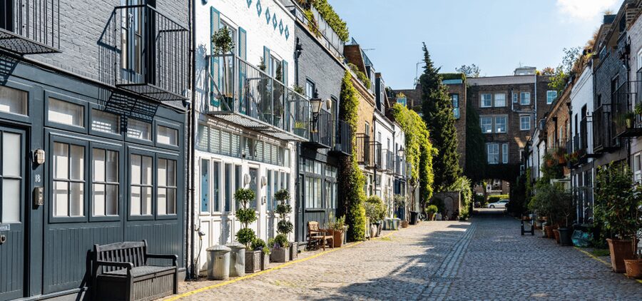 London: Self-Guided Notting Hill Walking Tour with an APP - Blue door and bookshop photo moments: how to get better shots without stress