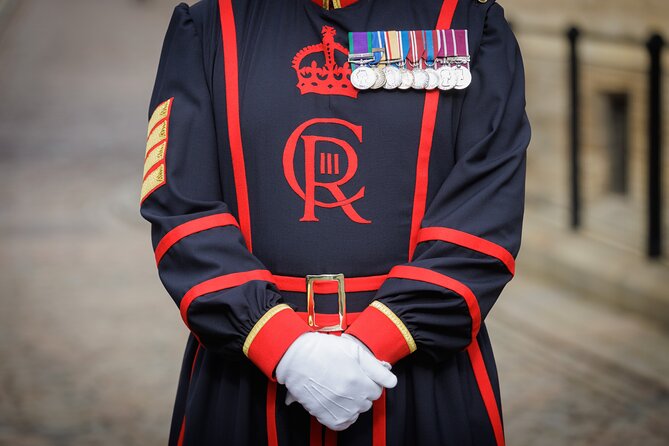 London Sightseeing Tour: Guard Change with Tower of London Option - Buckingham Palace Guard Change Schedule: Ceremony vs Photo Stop