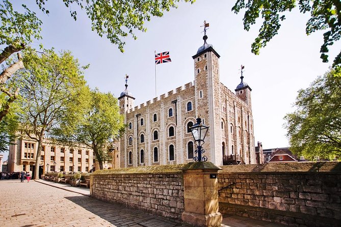 London Sightseeing Tour: Guard Change with Tower of London Option - Tower of London on a Guided Tour: Crown Jewels, Traitor’s Gate, Wakefield Tower
