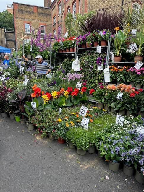 London: Sunday Markets Guided Walking Tour - Broadway Market: browsing time in a classic market setting