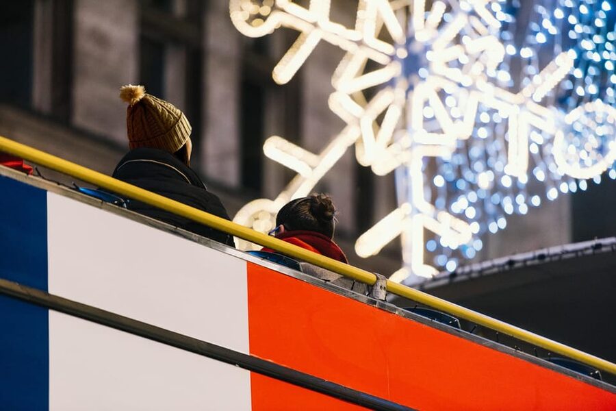 London: Tootbus Christmas Lights Tour incl walking tours - Live English guide plus 10-language audio: how to get the most out of what you hear