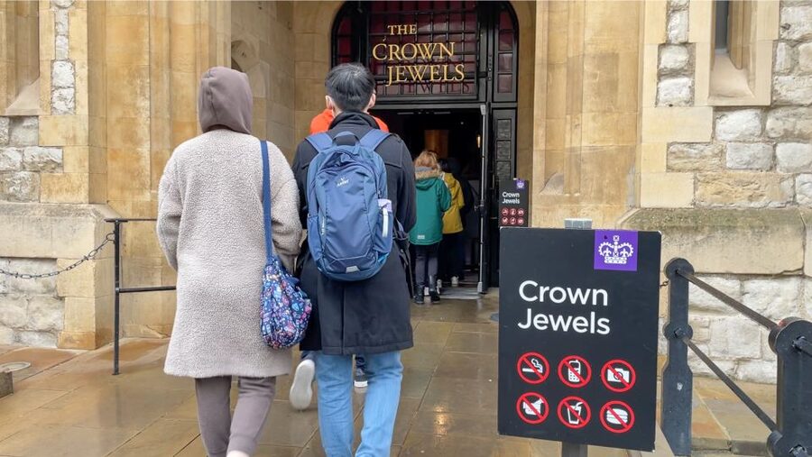 London: Tower of London Tour with Crown Jewels & Beefeaters - Skip the Ticket Line, Get Headsets, and Follow the Guide’s Tempo