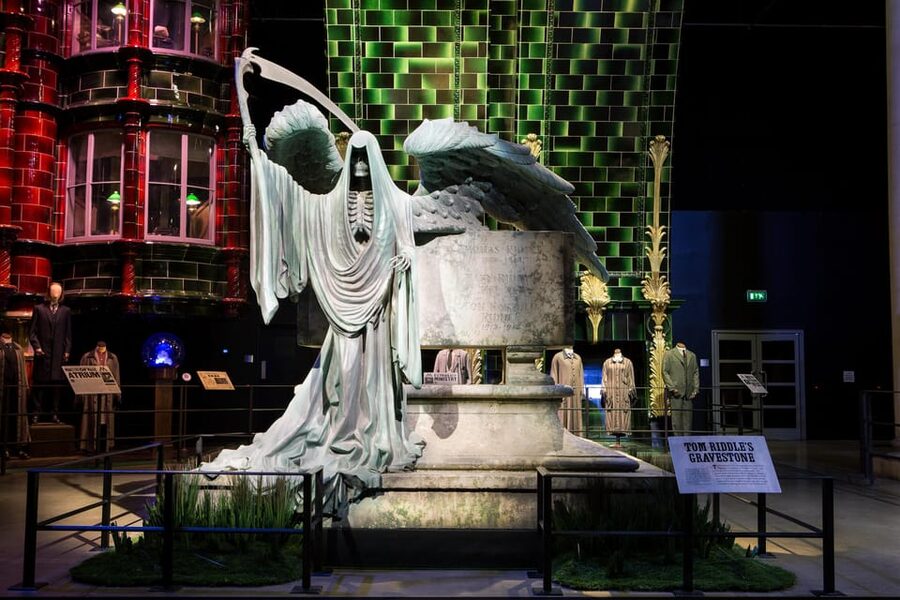 London: Warner Bros. Studio Harry Potter Tour with Transfers - Studio Cafe timing and souvenir strategy