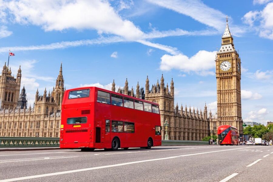 London Westminster Abbey French Tour with Fast-Track Tickets - St James’s Park and Buckingham Palace exteriors, a photo stop with guided storytelling