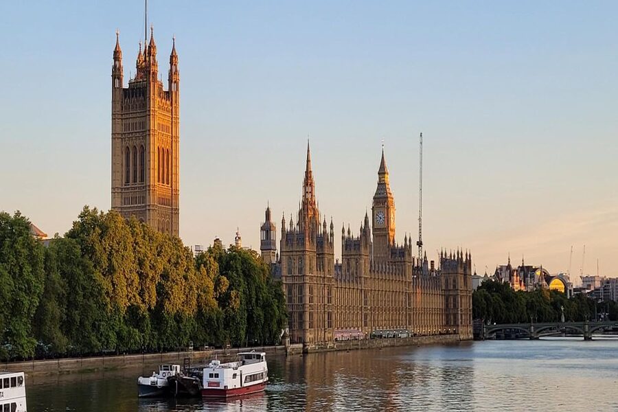 London Westminster Abbey French Tour with Fast-Track Tickets - Meeting at Sir Winston Churchill statue, then getting into position fast