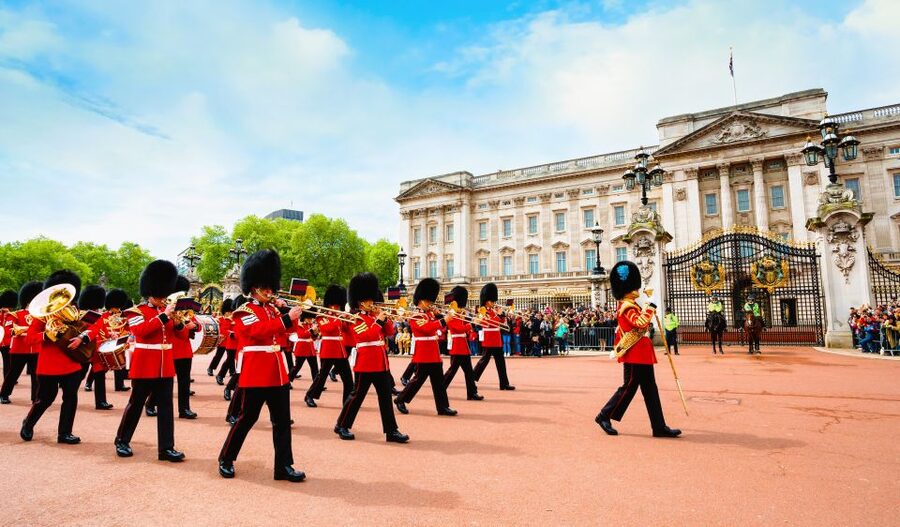 London: Westminster Abbey Priority Access & Guided City Tour - Whitehall and Horse Guards Parade: Photos First, Then the Story