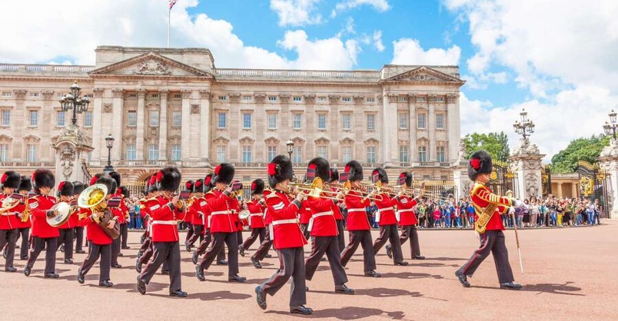 London: Westminster and Changing of the Guard Tour - From Ritz Corner to Buckingham Palace: A Smooth Start in Green Park