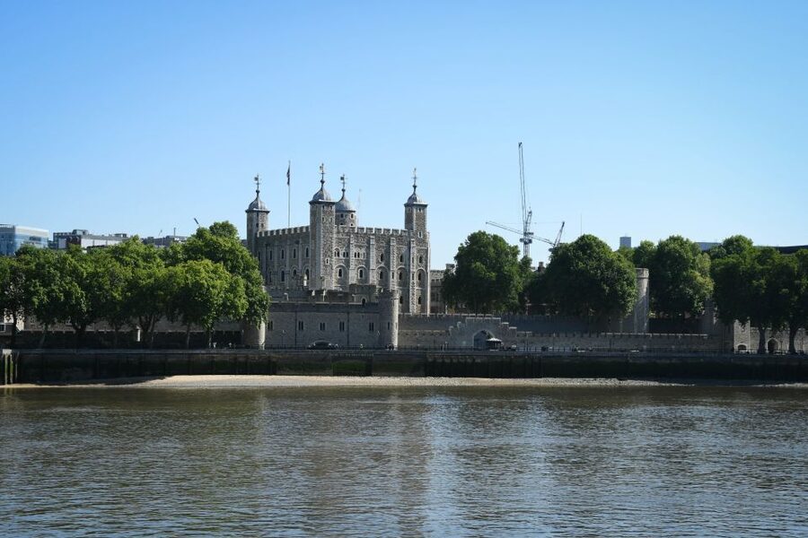 London: Westminster Walking Tour & Westminster Abbey Visit - Buckingham Palace to Trafalgar Square: Royal Shows and City Energy