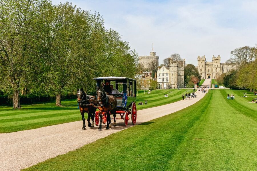 London: Windsor, Stonehenge, Bath, and Roman Baths Day Trip - Getting started in London: meeting point, bus comfort, and the human touch