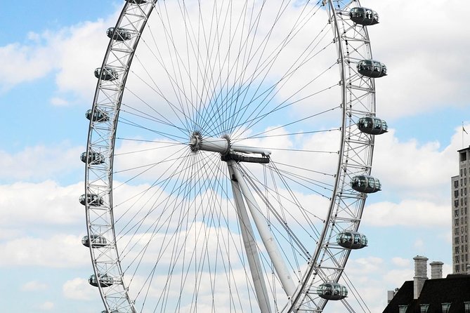 Lunch River Cruise on the Thames with 2-Course Meal - Commentary during the cruise: what to expect and how to avoid missing the story