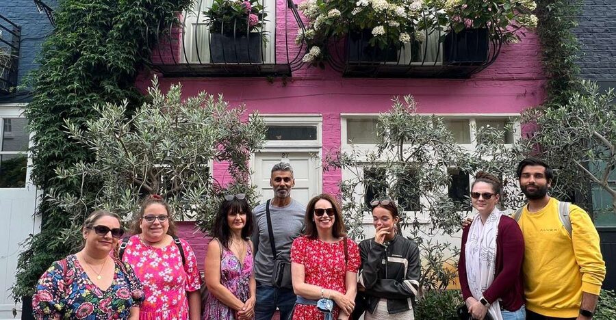 Notting Hill Walk Celebrities and Film Locations- London - The Blue Door photo moment and the protected garden viewpoint