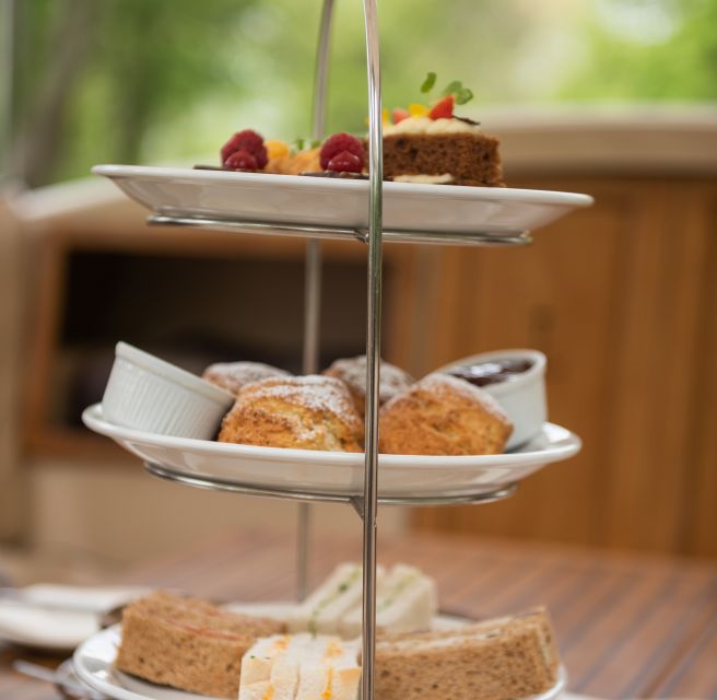 Oxford: Sightseeing River Cruise with Afternoon Tea - The swing to Iffley Lock: where the pace shifts on the river