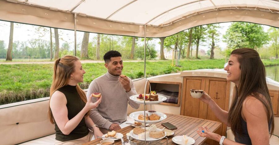 Oxford: Sightseeing River Cruise with Afternoon Tea - Rose Island and the Alice Liddell connection from the water