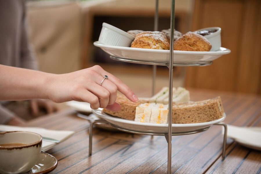 Oxford: Sightseeing River Cruise with Afternoon Tea - Cruising the University Regatta course: rowers, punts, and Oxford at play