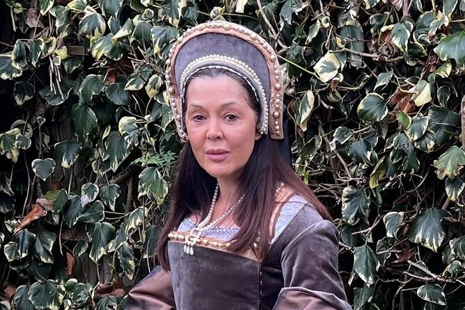 Private Guided Tour of Hampton Court Palace - Period costume option for Tudor or Victorian vibes