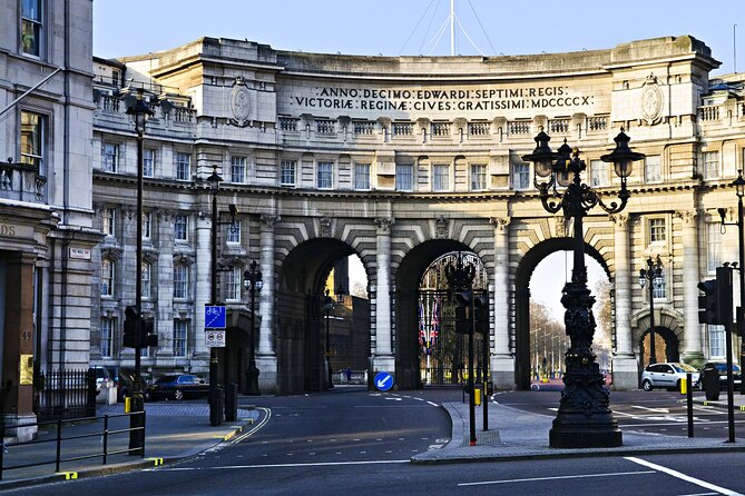 Private Tour: Black Taxi Tour of London - Big Ben, Trafalgar Square, and Horse Guards Parade from the cab window