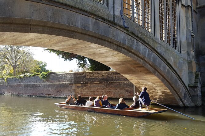 Shared Guided Punting Tour of Cambridge - The richest college, the final stretch, and the “backs in full glory” feeling
