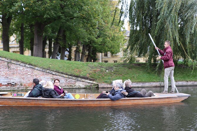 Shared Punt Tour - Cambridge - Magdalene College, Quayside, and the Quick Slip Under Magdalene Bridge