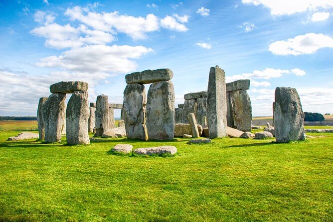 Stonehenge and Bath Guided Day Tour from London - Getting to Stonehenge from London, with live stories on the way