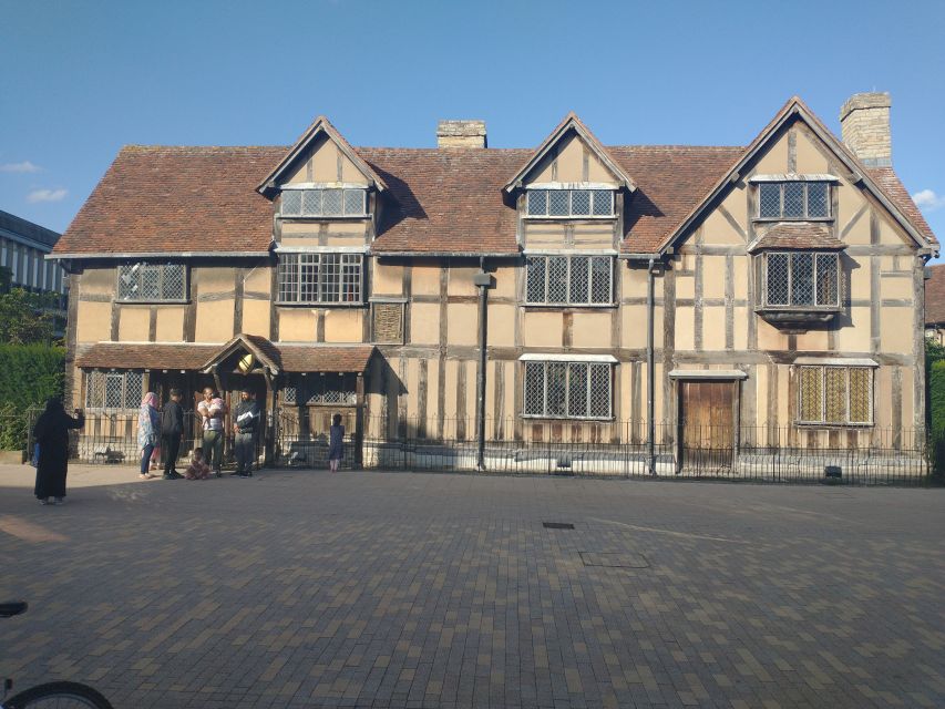 Stratford-Upon-Avon: The Famous Walk Talk Show - Meeting Outside the RSC Tower, Then Getting Oriented Fast