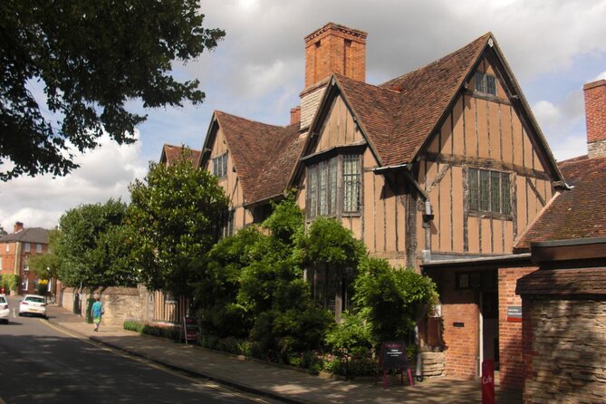The WalkTalkShow.co.uk - Guided Tour of Stratford upon Avon - The Royal Shakespeare Theatre meet-up, plus how the walk stays easy to follow