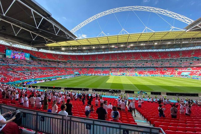 Tour of Wembley Stadium in London - The 90-minute guided route: dressing rooms, tunnel, pitch side, Royal Box