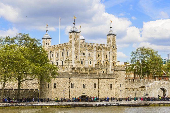 Tower of London and Crown Jewels Exhibition Ticket - Finding Your Yeoman Warder: The Moat Start and the Southwest Corner Reality