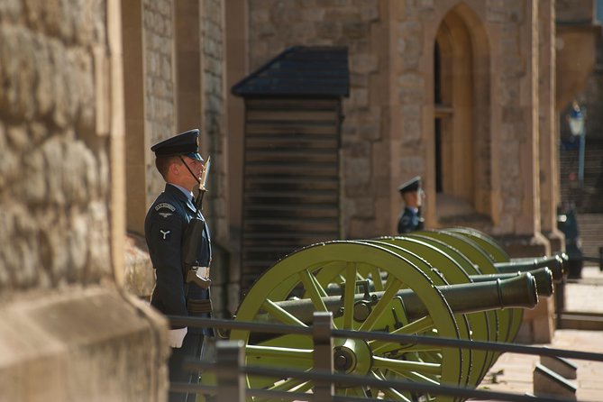 Tower of London: Crown Jewels & Beefeater Opening Ceremony - Crown Jewels at the Jewel House: make your 15 minutes count