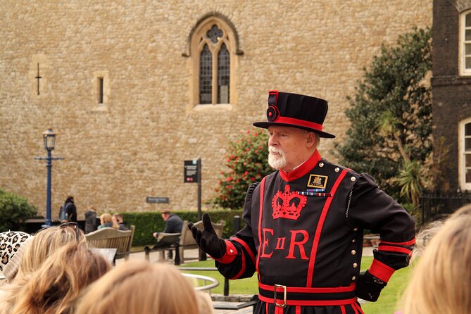 Tower of London: Crown Jewels & Beefeater Opening Ceremony - The guide plus app combo: why this format works