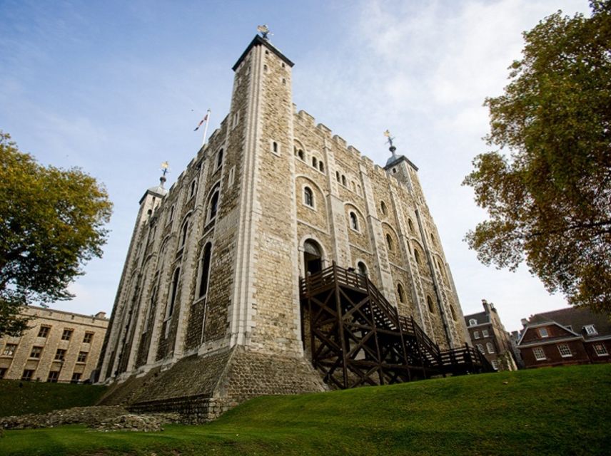 Tower of London: Early Access with Crown Jewels & Beefeaters - How the guide experience affects your day (and why small groups help)