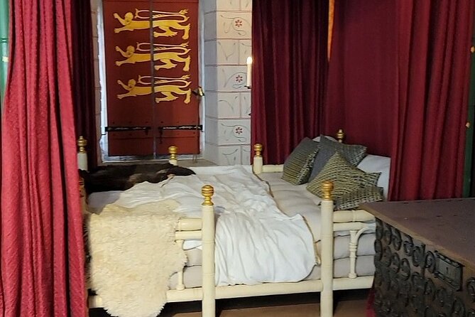 Tower of London: Guided Tour with Thames River Cruise - Small group, guided pace, and what to wear