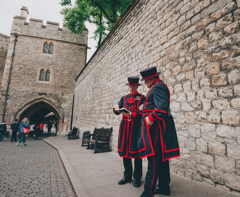 Ultimate Tower of London, Beefeater Welcome & Crown Jewels - Inner Ward, Ravens Den, and the Stories You Cannot Download